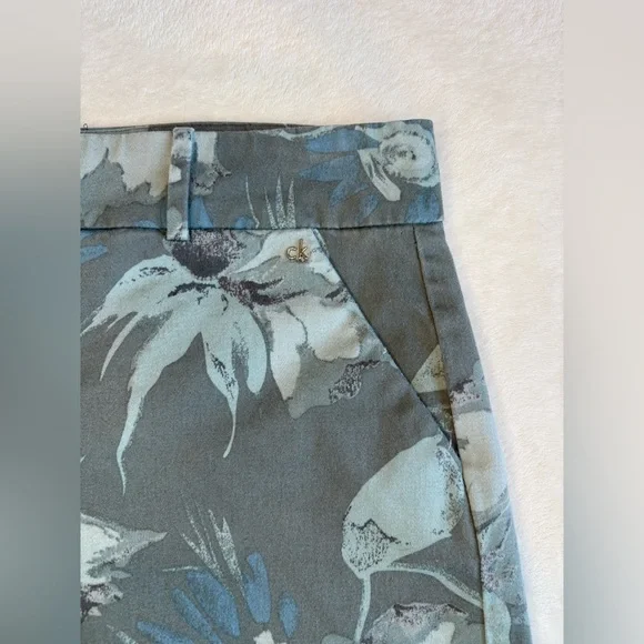 Vintage Calvin Klein Tropical Print Shorts - Size 8. - Picture 4 of 13
